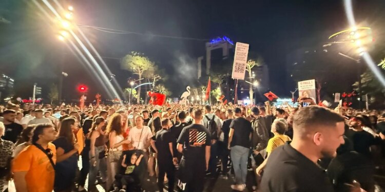 Live/ Dita e 18-të e tubimit jopartiak, qytetarët sjellin dhitë në protestë; nis marshimi në rrugët e kryeqytetit