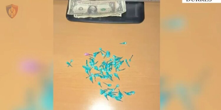 20-vjeçari në Durrës arrestohet; PlayStation në punë përdorej për shitjen e lëndëve narkotike, sekuestrohen 59 doza kokaine