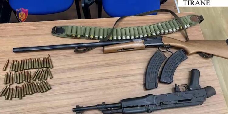 43-vjeçari arrestohet në flagrancë në Allgjatë, mbante armë zjarri dhe municione në banesë