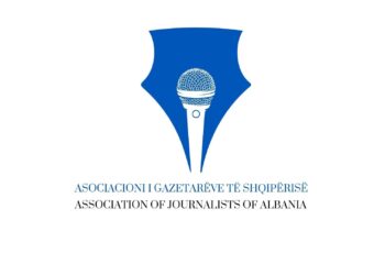 AGSH reagon për sulmet ndaj medias gjatë tubimeve para Kryeministrisë: Të respektohet siguria e gazetarëve në terren
