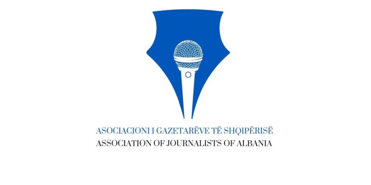 AGSH reagon për sulmet ndaj medias gjatë tubimeve para Kryeministrisë: Të respektohet siguria e gazetarëve në terren