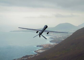 Aeroporti i Kuvajtit goditet nga dronë iranianë; raportohet për të plagosur dhe dëme të mëdha