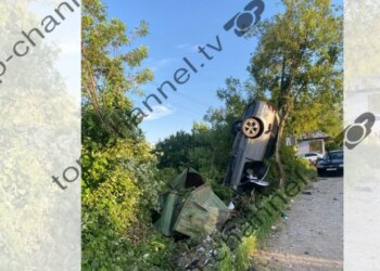 Aksident i rëndë në Bulqizë: Makina ngelet e varur në pemë, plagosen dy persona