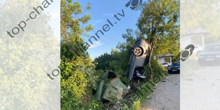 Aksident i rëndë në Bulqizë: Makina ngelet e varur në pemë, plagosen dy persona
