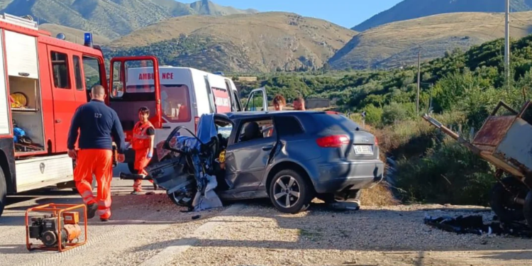 Aksident i rëndë në Delvinë: një i vdekur dhe tre të plagosur pas përplasjes së dy automjeteve