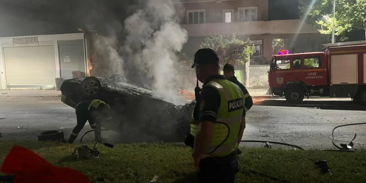 Aksident i rëndë në Lushnje: ‘Benz’-i përplaset me bordurën e rrethrrotullimit, ndërron jetë 43-vjeçari