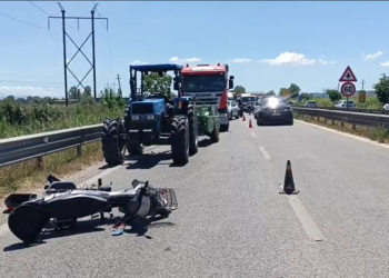 Aksident i rëndë në autostradën Fier–Lushnje: makinë përplaset me mjet bujqësor, dy të plagosur