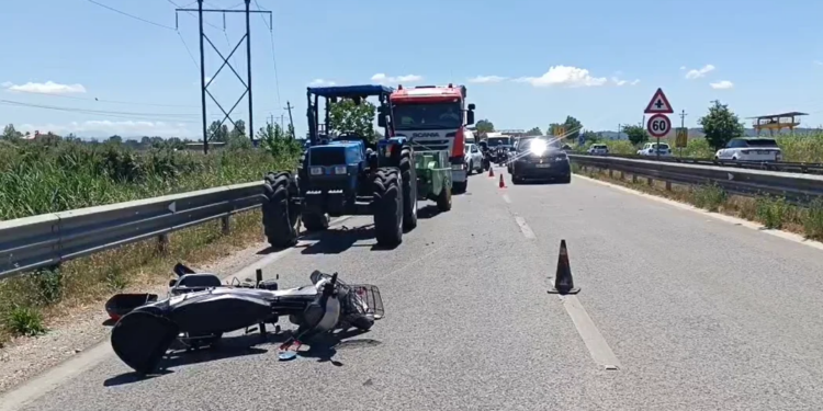 Aksident i rëndë në autostradën Fier–Lushnje: makinë përplaset me mjet bujqësor, dy të plagosur