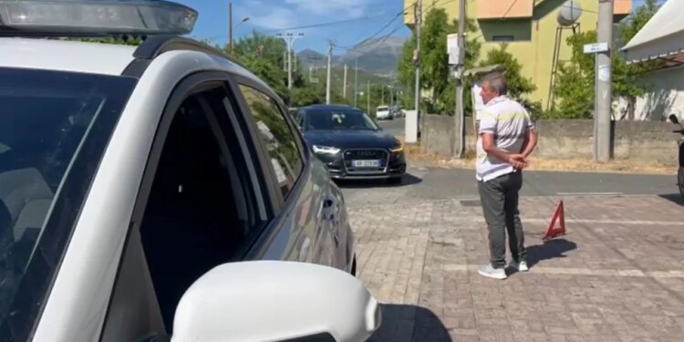 Aksident në Shëngjin: Makina përplaset me motorin, plagosen dy persona
