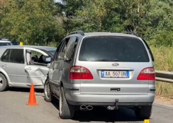 Aksident në aksin Fier-Levan: automjetet u përplasën, dy të plagosur nisen drejt spitalit