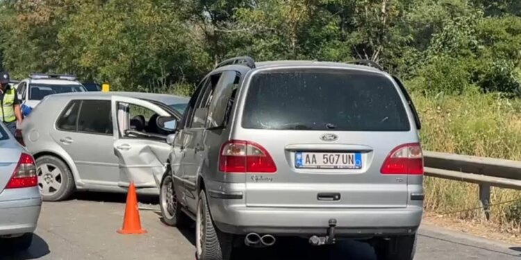 Aksident në aksin Fier-Levan: automjetet u përplasën, dy të plagosur nisen drejt spitalit