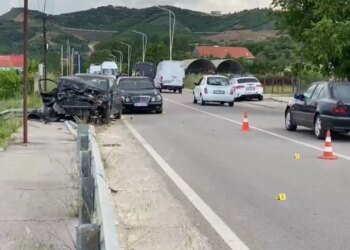 Aksident në aksin Pogradec–Qafë Plloçë: Makina përplaset me trafikndarësen, lëndohet një person