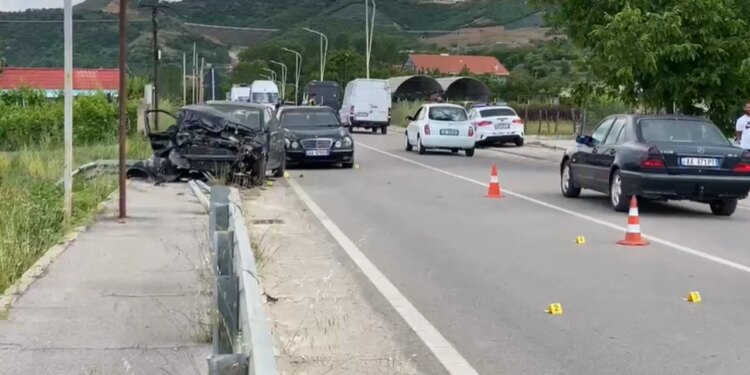 Aksident në aksin Pogradec–Qafë Plloçë: Makina përplaset me trafikndarësen, lëndohet një person