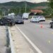 Aksident në aksin Pogradec–Qafë Plloçë: Makina përplaset me trafikndarësen, lëndohet një person