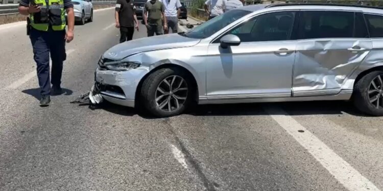Aksident në autostradën Fier-Vlorë: Përplasen dy makina, plagosen tre persona