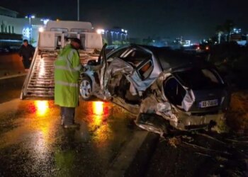 Aksident në autostradën Tiranë-Durrës: dy makina u përplasën dhe ranë në kanal, u plagos një person