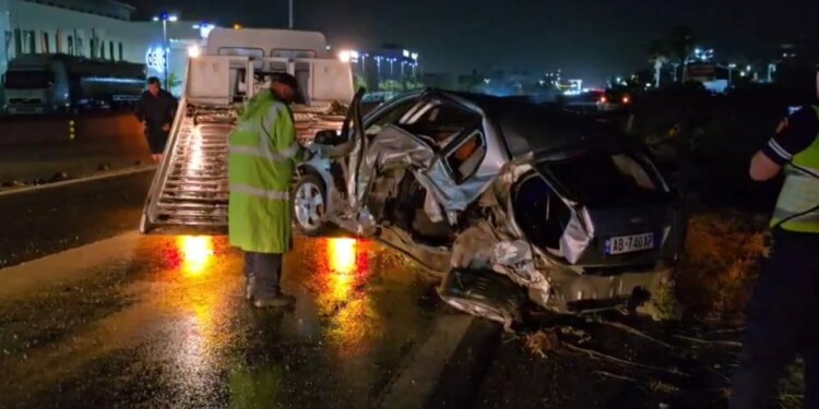 Aksident në autostradën Tiranë-Durrës: dy makina u përplasën dhe ranë në kanal, u plagos një person