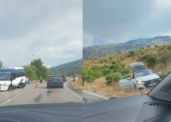 Aksident në rrugën Gjirokastër-Tepelenë: mikrobusi i turistëve përplaset me një makinë, dy të plagosur