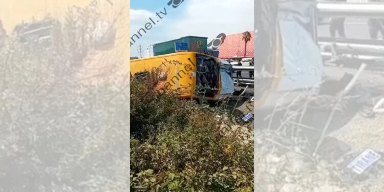 Aksidenti në autostradë me dy viktima; autobusi nga Berati për Tiranë, shoferi dyshohet për infarkt, 17 të plagosur