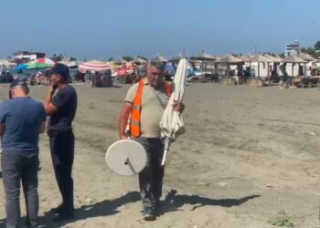 Aksion në bregdetin e Shëngjinit kundër abuzimeve, sekuestrohen dhjetëra shezllone pa leje