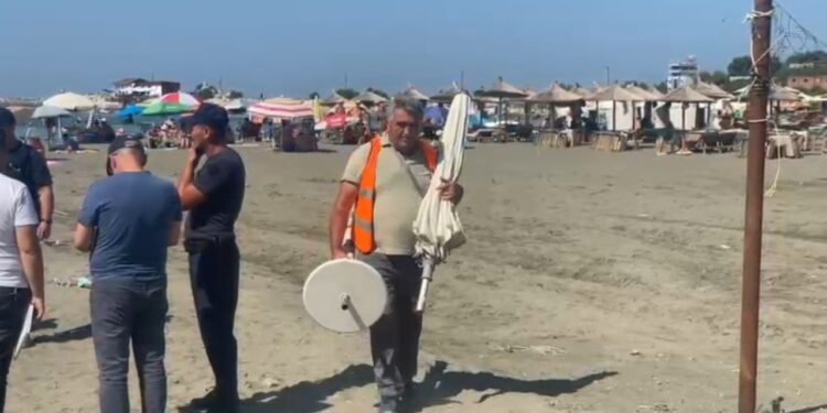 Aksion në bregdetin e Shëngjinit kundër abuzimeve, sekuestrohen dhjetëra shezllone pa leje