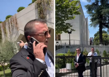 Aktivistja ‘ndjek’ Tërmet Peçin teksa largohet nga Kuvendi; deputeti me dy telefona ecën i pashqetësuar