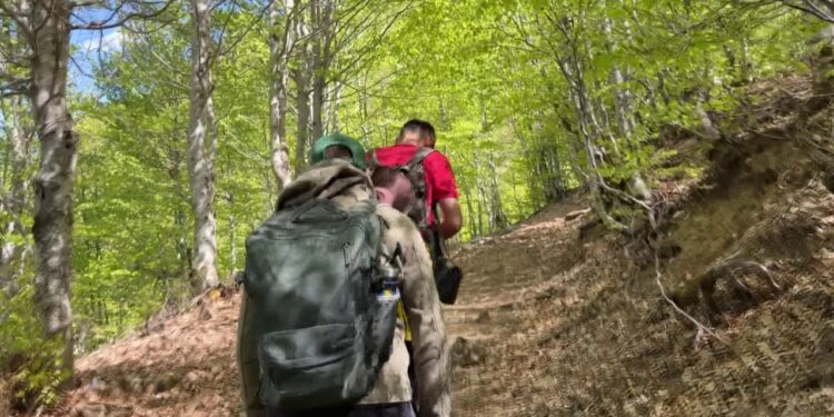 Alpet magjepsin turistët; vizitorët nga Kanadaja në Kelmend zbulojnë bukuritë e maleve të veriut