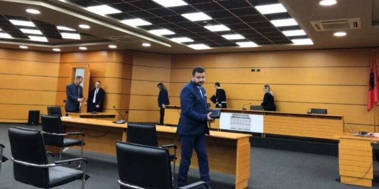Anëtar i KLP-së nën dyshime për gjeste intime gjatë punës; ILD kërkon shkarkimin e Olger Eminajt në Kushtetuese