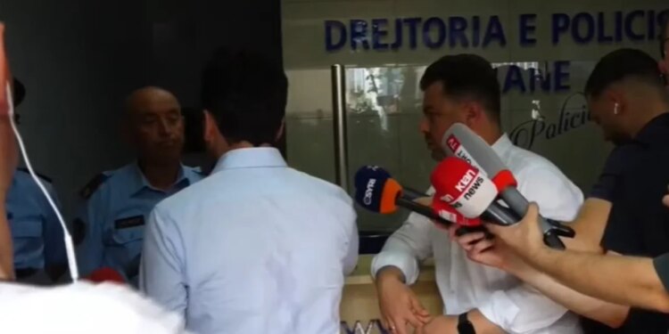 Arrestohen disa persona pas tensioneve para Kuvendit; Agron Shehaj futet në Drejtorinë e Policisë