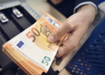 Arrestohen disa persona, përfshirë dy drejtues, për zbrazjen e llogarive bankare të klientëve