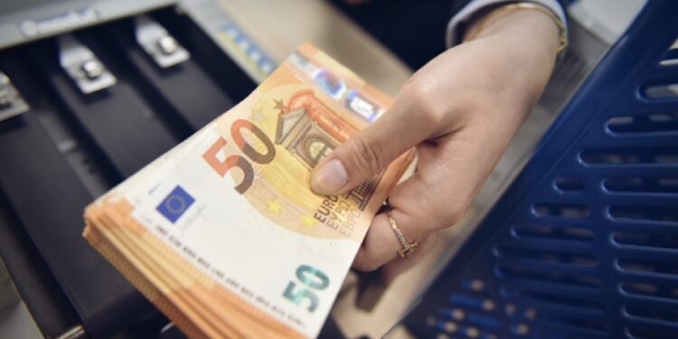 Arrestohen disa persona, përfshirë dy drejtues, për zbrazjen e llogarive bankare të klientëve