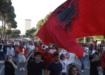 Asociacioni i Gazetarëve dënon sulmet, klimën armiqësore dhe intimidimin ndaj mediave dhe reporterëve në protestë