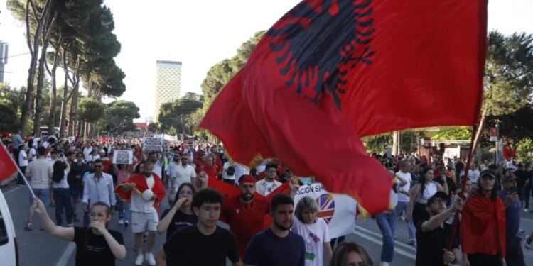 Asociacioni i Gazetarëve dënon sulmet, klimën armiqësore dhe intimidimin ndaj mediave dhe reporterëve në protestë