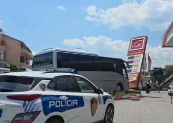 Autobusi me nxënës aksidentohet në Elbasan pas një manovre të gabuar