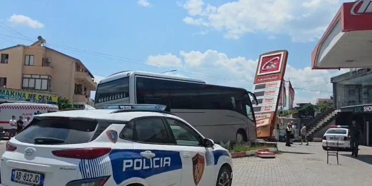 Autobusi me nxënës aksidentohet në Elbasan pas një manovre të gabuar
