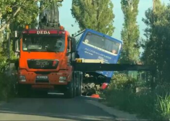 Autobusi përfundon në kanal pasi përdori rrugë dytësore për të shmangur trafikun e Shëngjinit