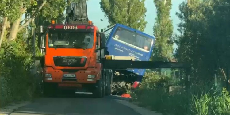 Autobusi përfundon në kanal pasi përdori rrugë dytësore për të shmangur trafikun e Shëngjinit