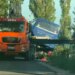 Autobusi përfundon në kanal pasi përdori rrugë dytësore për të shmangur trafikun e Shëngjinit