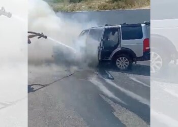 Automjeti përfshihet nga flakët në Llogara; motori i makinës në zjarr teksa ecte në rrugë