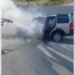 Automjeti përfshihet nga flakët në Llogara; motori i makinës në zjarr teksa ecte në rrugë