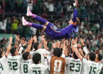 Azteca i gjunjëzohet Ochoas: ovacione të forta për portierin meksikan