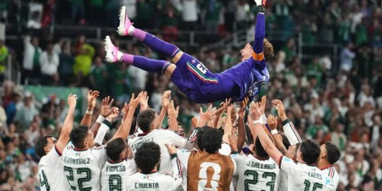Azteca i gjunjëzohet Ochoas: ovacione të forta për portierin meksikan