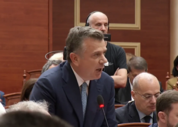 Balla për opozitën: Qesharake që kërkojnë fjalën për deputeten që nuk është në sallë; Kalojmë direkt në votim