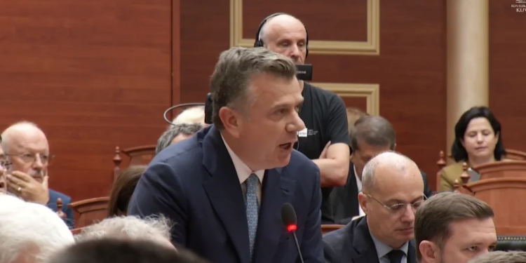 Balla për opozitën: Qesharake që kërkojnë fjalën për deputeten që nuk është në sallë; Kalojmë direkt në votim