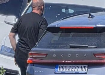 Balla publikon foto: Makinat me targa serbe sjellin njerëz në protestën në Zvërnec