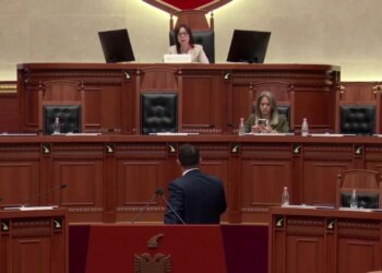 Balliu përplaset me zv.kryetaren e Kuvendit: Me ç’të drejtë më ndërpret fjalën? Spahiu: Nuk mund të flasësh për...