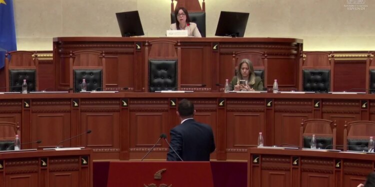 Balliu përplaset me zv.kryetaren e Kuvendit: Me ç’të drejtë më ndërpret fjalën? Spahiu: Nuk mund të flasësh për...