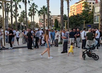 Banorët e Durrësit dalin në protestë, refuzojnë vendosjen e parkimit me pagesë në rrugët e qytetit