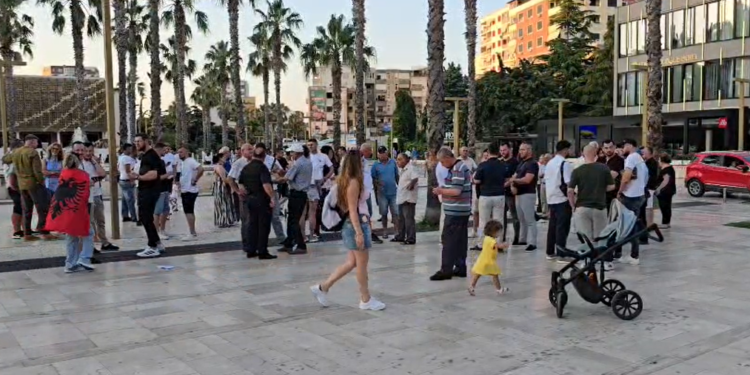 Banorët e Durrësit dalin në protestë, refuzojnë vendosjen e parkimit me pagesë në rrugët e qytetit