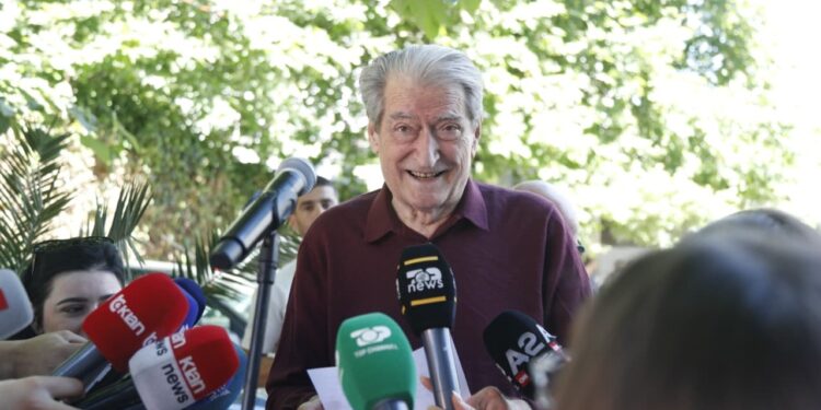 Berisha në SPAK për zbatimin e masës detyrim paraqitje, mbështetësit e urojnë për heqjen e non gratës